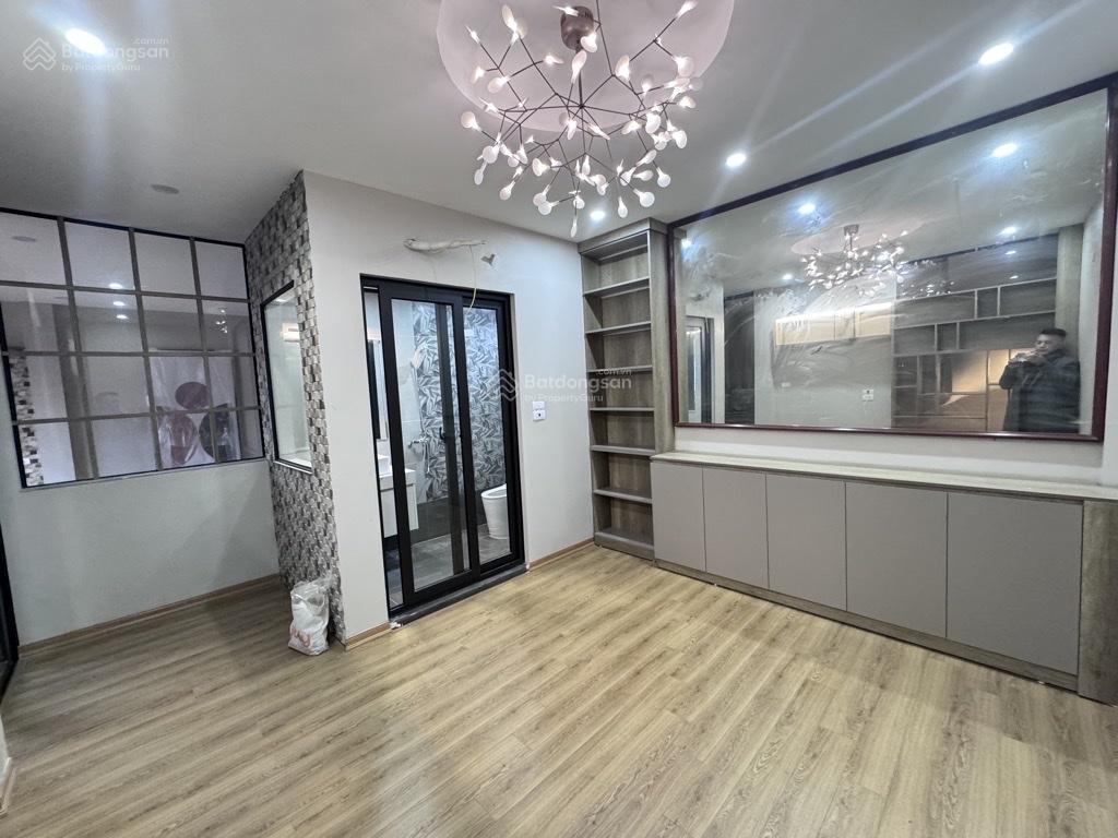 Nhà nguyễn văn cừ, long biên. 50m2 x 5 tầng, ô tô đậu cửa, view hồ, giá chỉ 11.x đồng