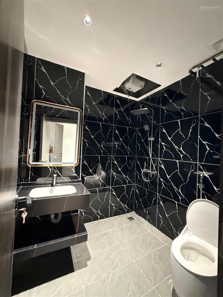 Nhà nguyễn văn cừ, long biên. 50m2 x 5 tầng, ô tô đậu cửa, view hồ, giá chỉ 11.x đồng