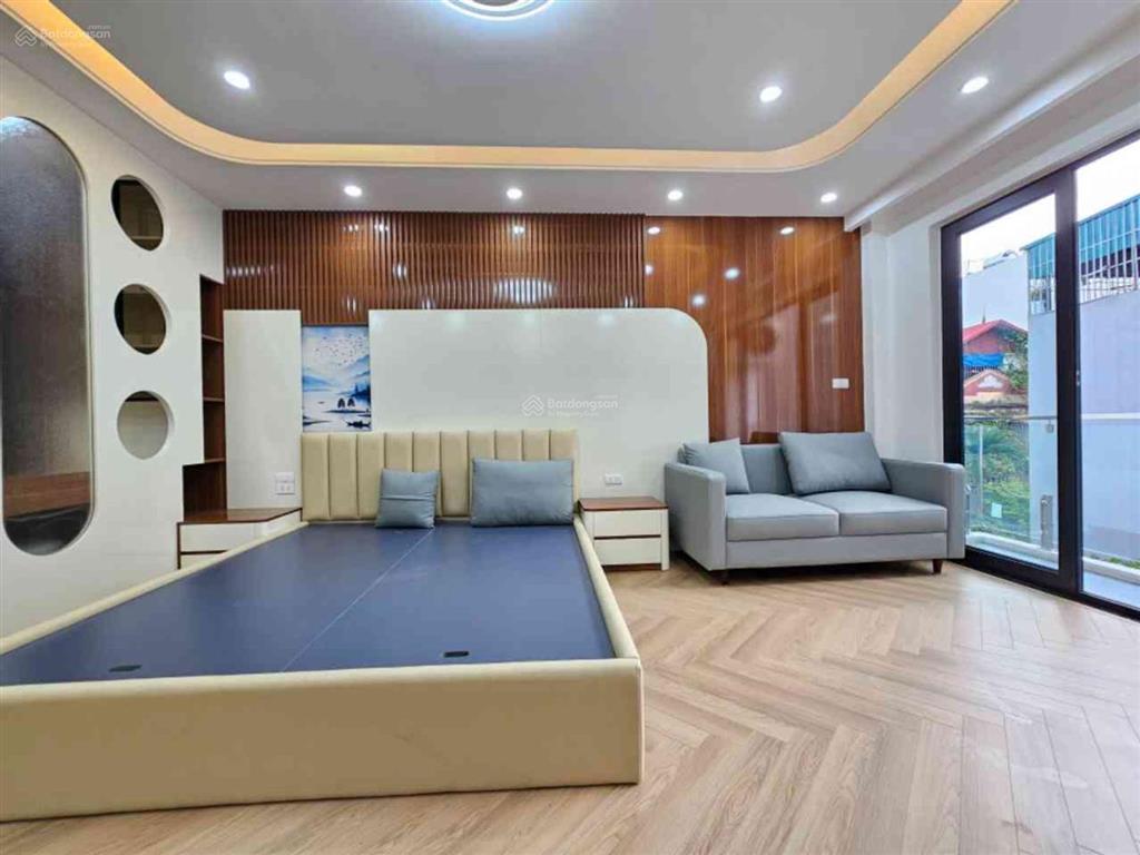 Phố cổ ngọc lâm, hàng xóm mipec, nhà mới 50m2, 7 tầng thang máy, ô tô ngủ trong nhà