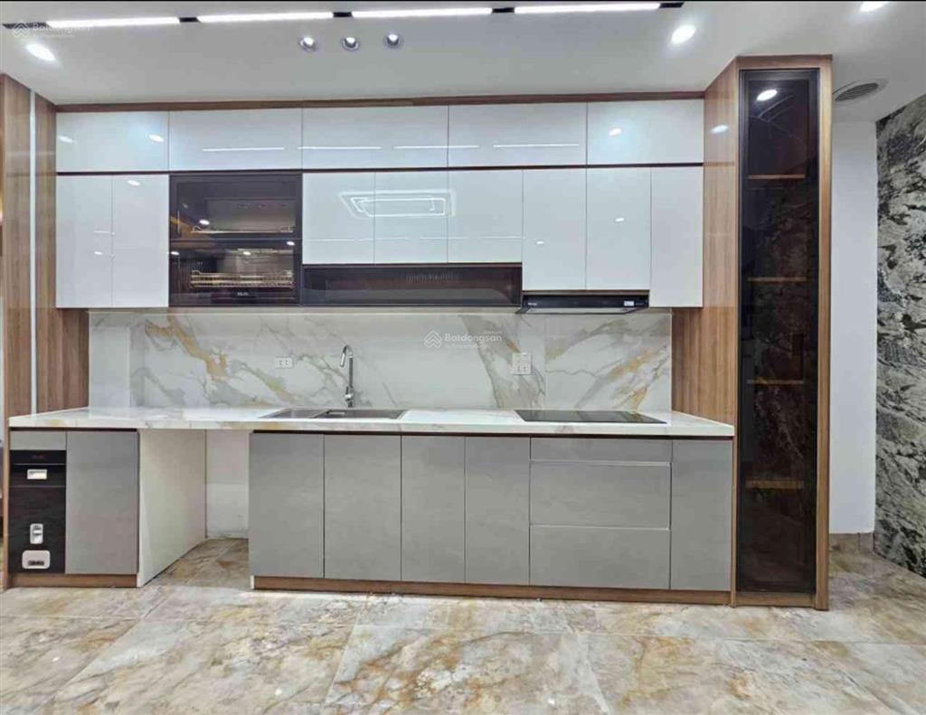 Phố cổ ngọc lâm, hàng xóm mipec, nhà mới 50m2, 7 tầng thang máy, ô tô ngủ trong nhà