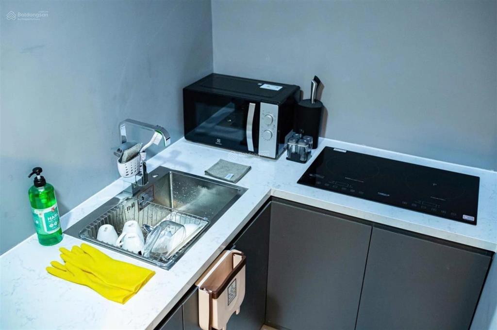 Cho thuê phòng ban công ngập nắng view đẹp + full nội thất ngay sân bay tsn, phường 2 tân bình