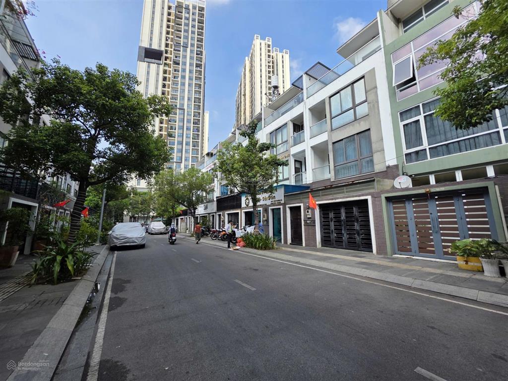 Bán villa hà đô centrosa mt đường số 6 phường hoà hưng. dt 11x16m, 5 tầng thang máy. giá 75 tỷ