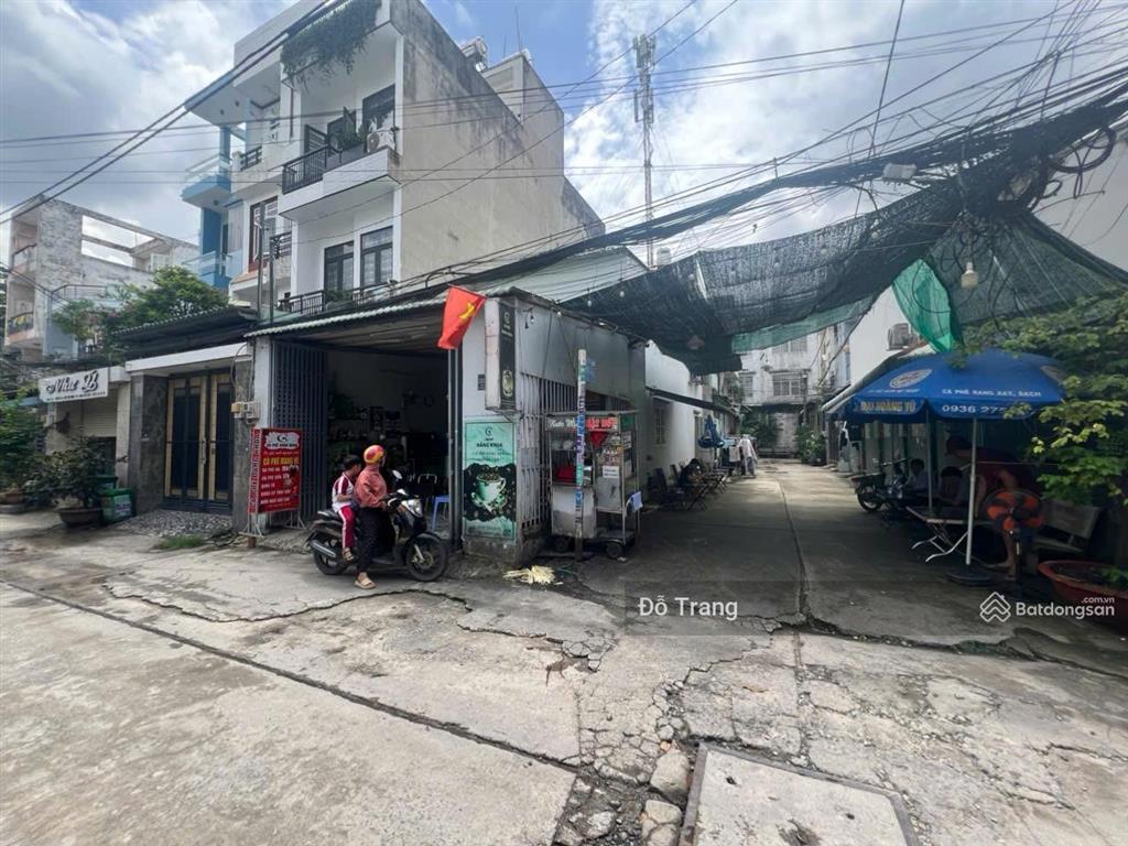 Bán nhà góc 2 mặt tiền sầm uất  kinh doanh buôn bán ngon lành