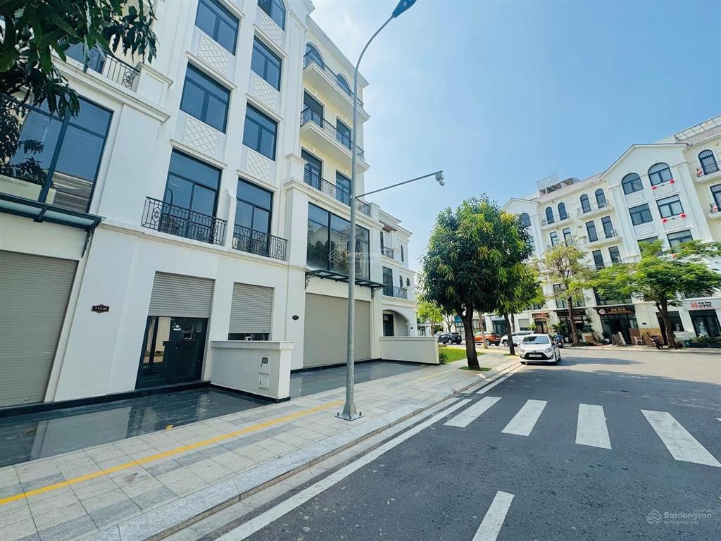 Nhà phố mua trực tiếp từ cđt vinhomes quận 9 chỉ 17tỷ. 5,5 tầng. nhận nhà luôn