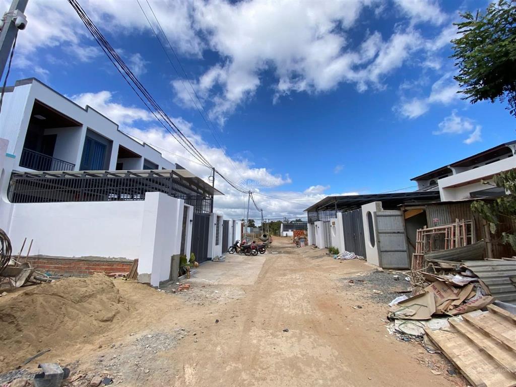 Nhà mới đẹp 3 phòng ngủ thôn 8 cưebur cách ngã sáu 7km  5 x 35m chỉ 2.250 tỷ
