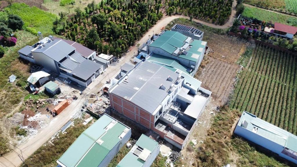 Nhà mới đẹp 3 phòng ngủ thôn 8 cưebur cách ngã sáu 7km  5 x 35m chỉ 2.250 tỷ
