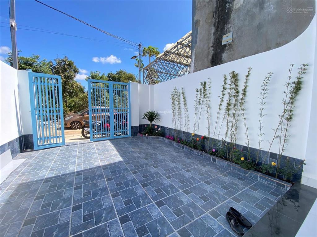 Nhà mới đẹp 3 phòng ngủ thôn 8 cưebur cách ngã sáu 7km  5 x 35m chỉ 2.250 tỷ