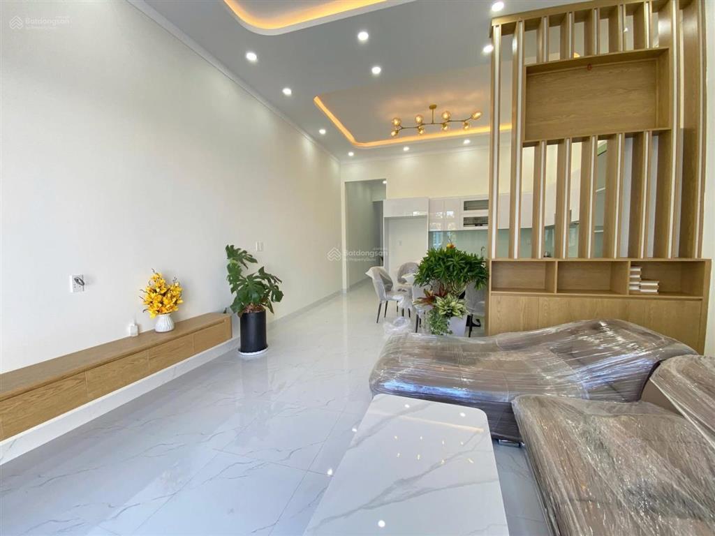 Nhà mới đẹp 3 phòng ngủ thôn 8 cưebur cách ngã sáu 7km  5 x 35m chỉ 2.250 tỷ