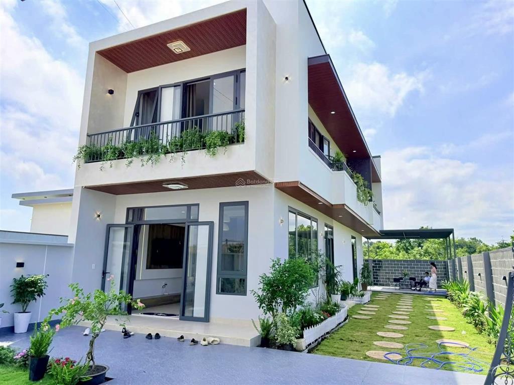 Nhà 1 trệt 1 lầu sân vườn rất đẹp  10 x 36m  chỉ 3.750 tỷ
