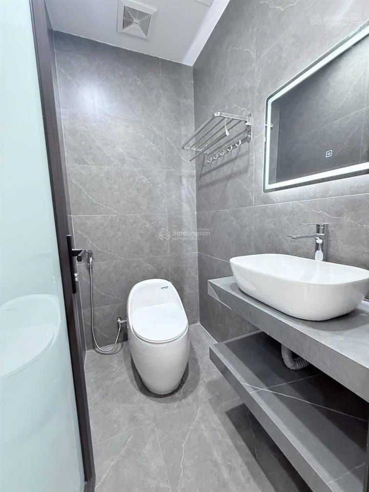 Bán căn nhà 5 tầng có thang máy tuyến 1 lê hồng phong