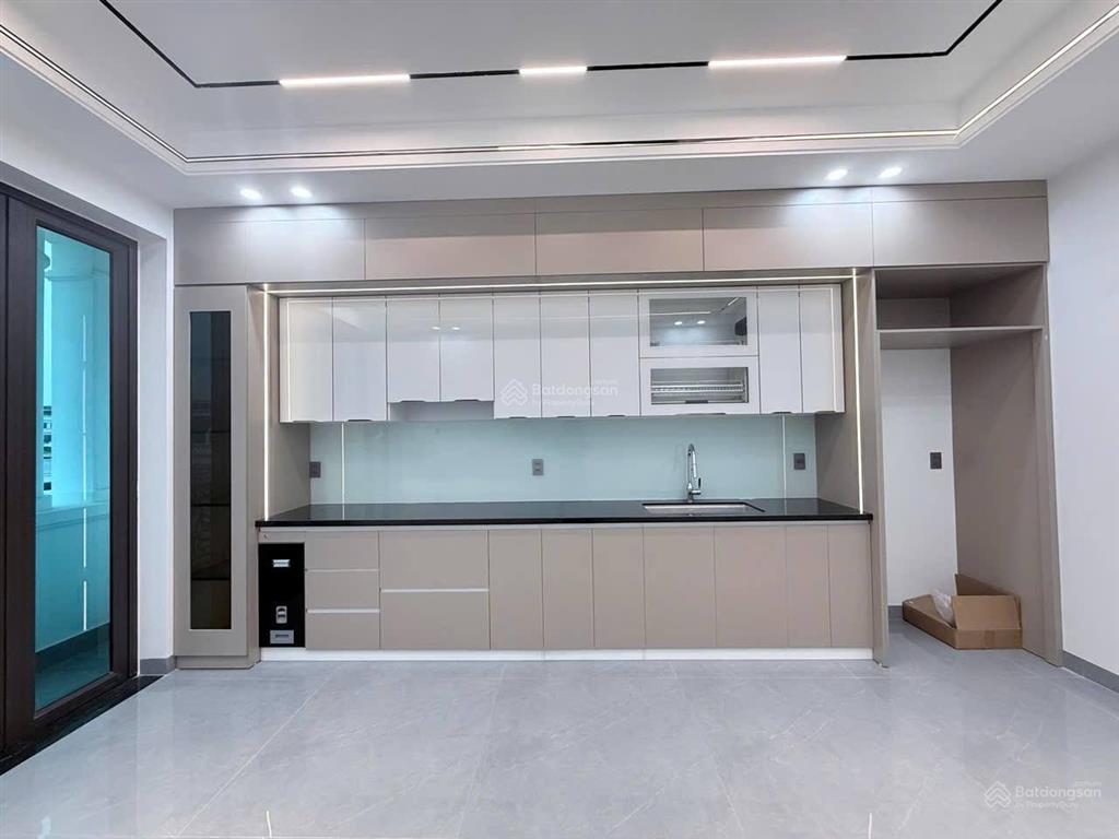 Bán căn nhà 5 tầng có thang máy tuyến 1 lê hồng phong