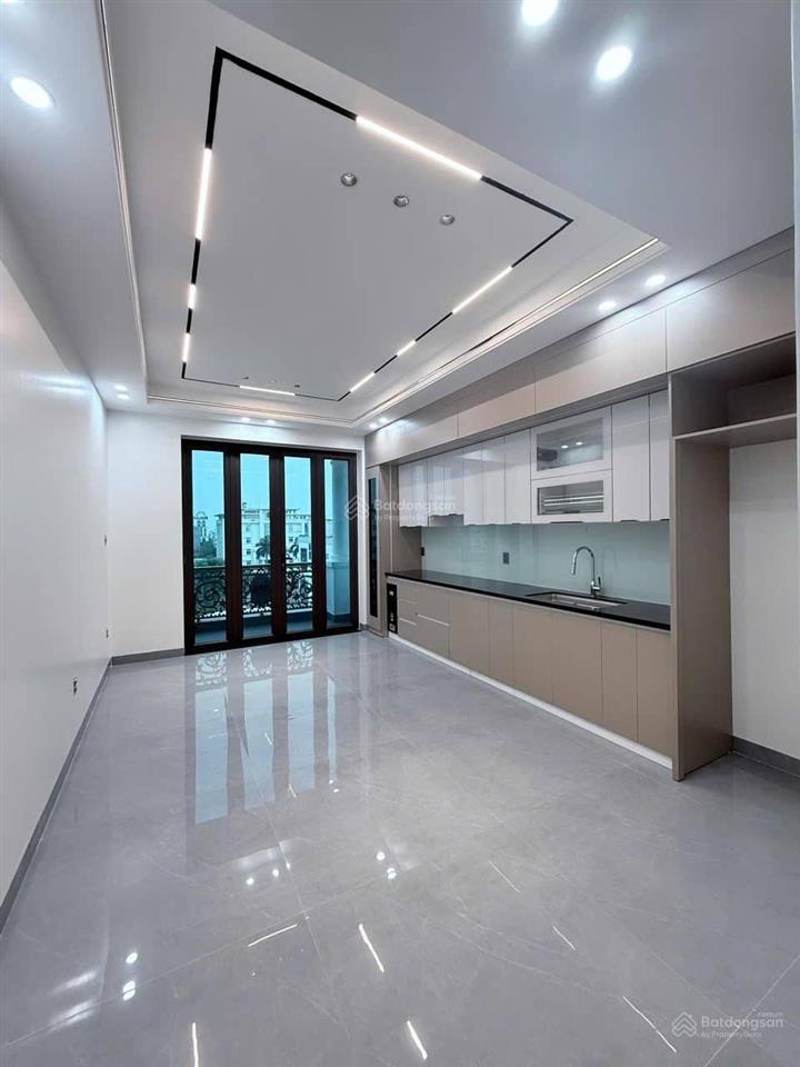 Bán căn nhà 5 tầng có thang máy tuyến 1 lê hồng phong