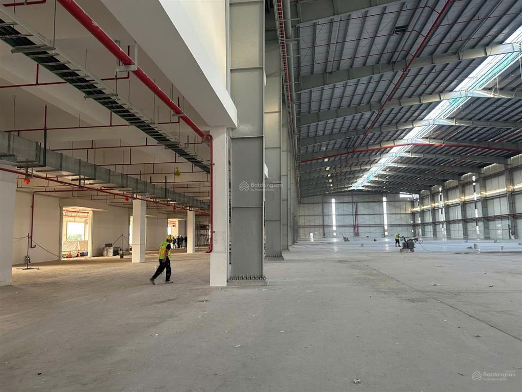 Cho thuê kho xưởng trong kcn long hậu kv 20.000m2, nx 3.000m2, pccc tự động, gía 4.2$/m2 ~ 110ng/m2