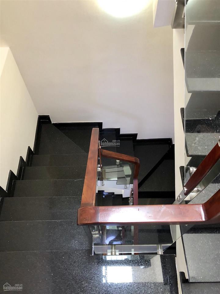Cho thuê nhà hẻm xe hơi 3/2, q10, 18tr/th.  0909 579 *** 0978 508 *** hưng