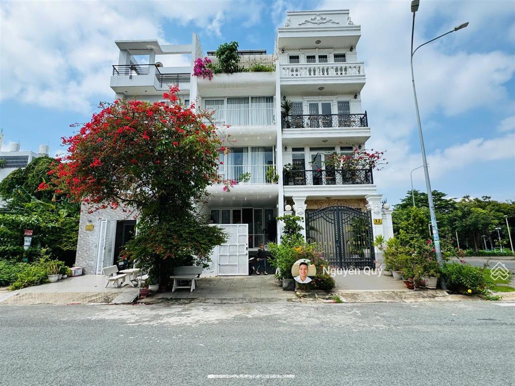 Kẹt tiền quá! bán gấp nhà phố 4 tầng, dt 5x18, có thang máy, nội thất cao cấp, khu phú mỹ quận 7