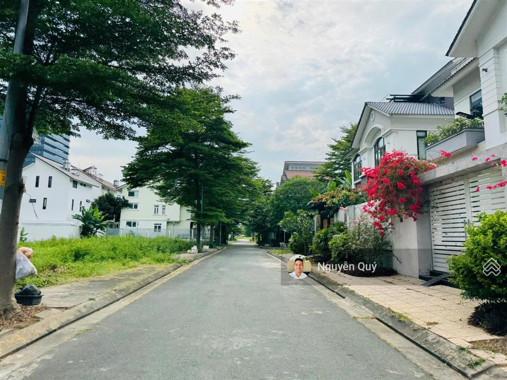 Cần tiền bán gấp lô đất biệt thự sadeco vivo city q. 7, dt 12,5x20m (250m2), giá 26,5 tỷ, sổ hồng