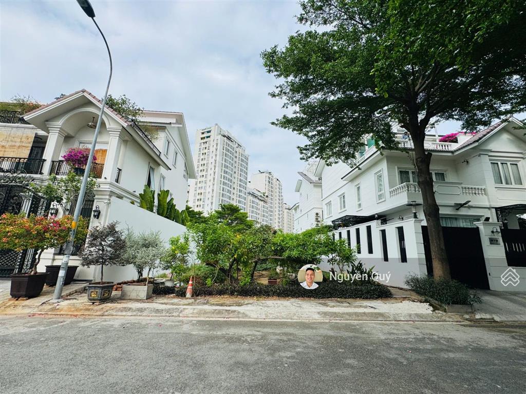 Cần tiền bán gấp lô đất biệt thự sadeco vivo city q. 7, dt 12,5x20m (250m2), giá 26,5 tỷ, sổ hồng