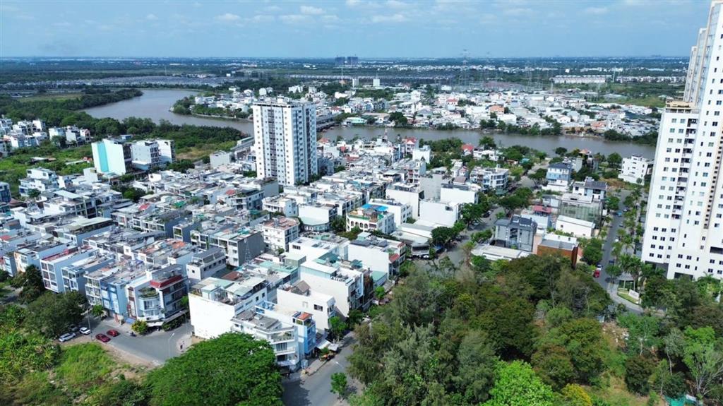 Kẹt tiền bán đất đường 20m, dt 12x20m (240m2) kdc ciq4, chợ lớn, giá 26 tỷ, ngay ga metro tân mỹ