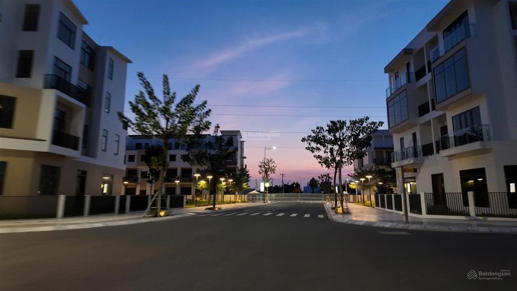 Nhà phố t&t long hậu giá cực tốt. 6x18m  vài bước là ra công viên, đường lớn, thoáng mát  5.3 tỷ