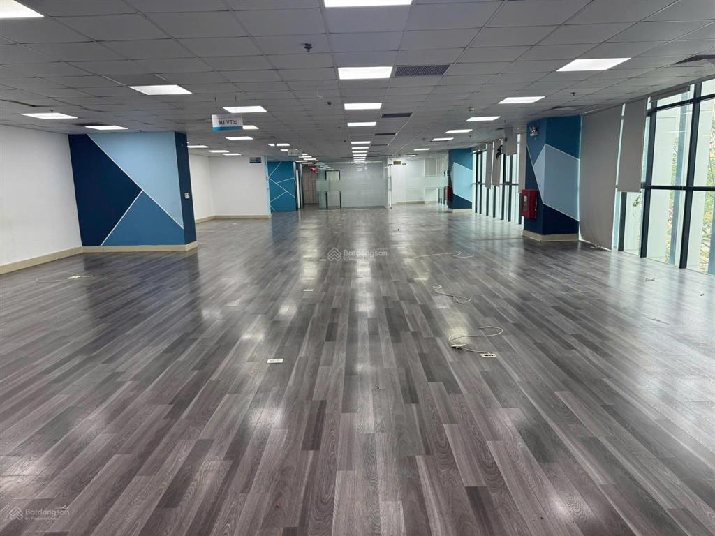 Cho thuê văn phòng  phố hoàng quốc việt  400m2/ sàn  đường oto  hầm rộng rãi  12 $/ m2