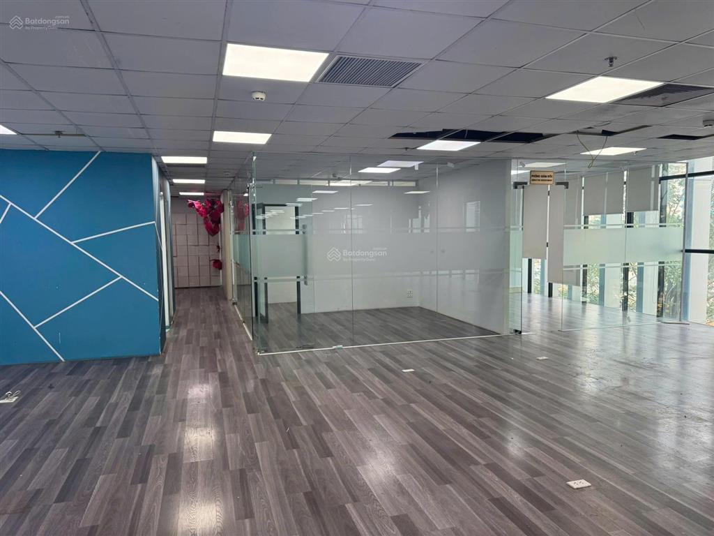 Cho thuê văn phòng  phố hoàng quốc việt  400m2/ sàn  đường oto  hầm rộng rãi  12 $/ m2