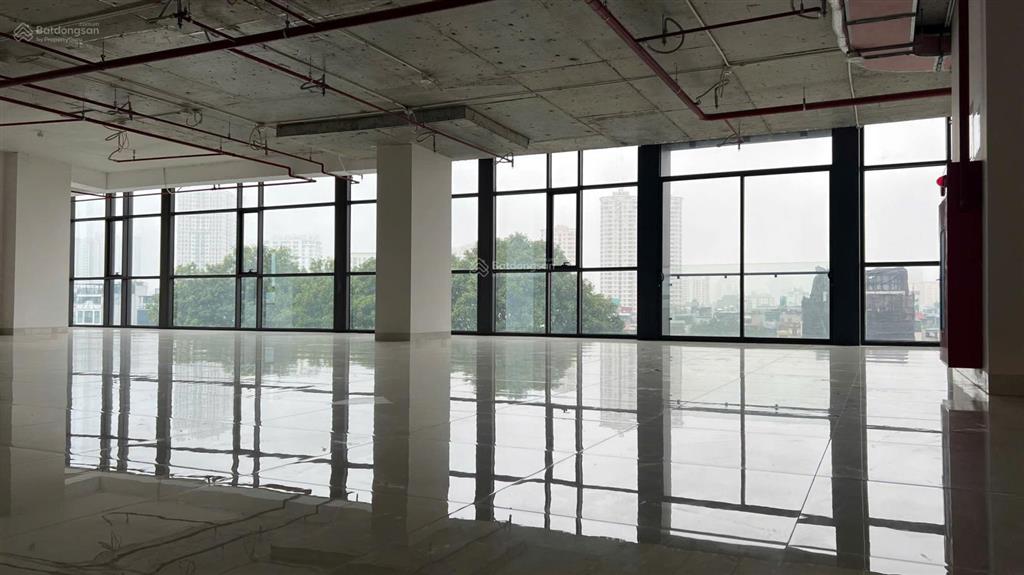 Cho thuê văn phòng  mặt đường láng  300m2  sàn vuông  thang máy  hầm để xe  12 $/m2