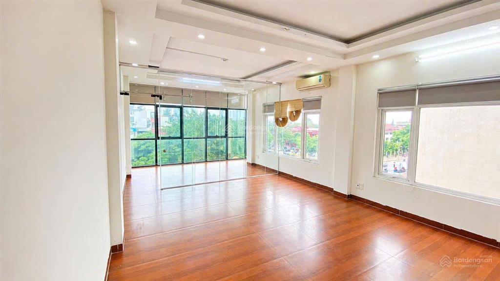 Cho thuê văn phòng  nguyễn phong sắc  60m2/ sàn  thang máy  11 triệu vnd/ tháng  có nội thất
