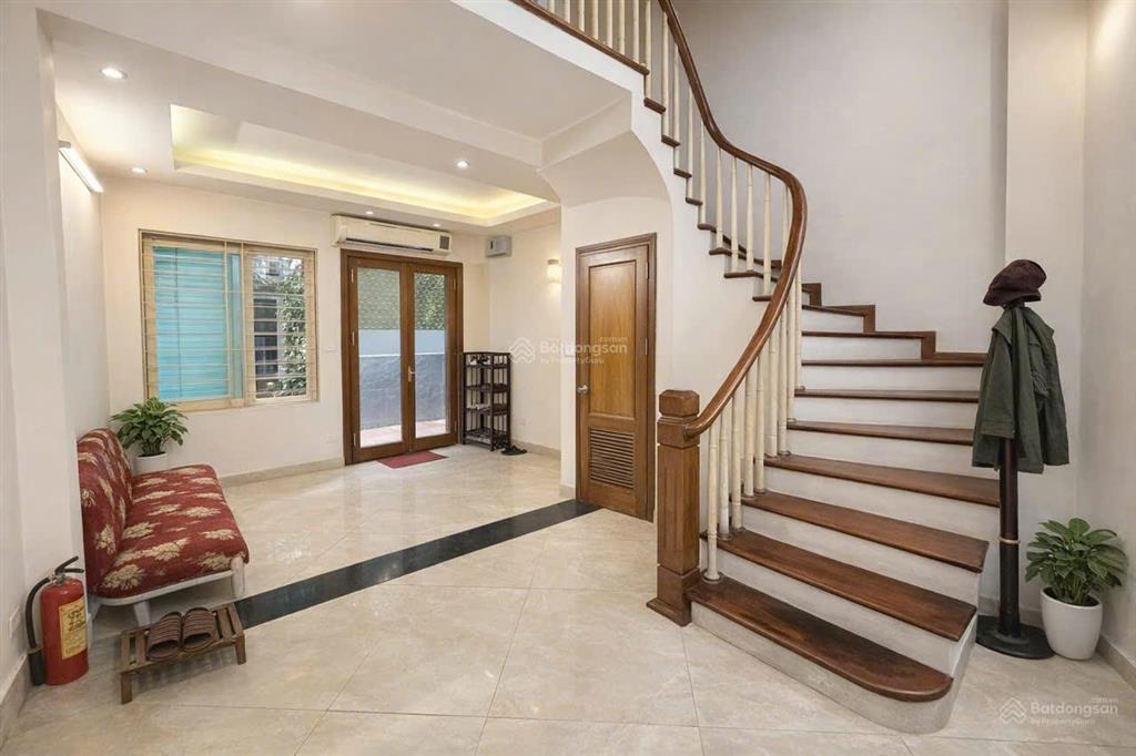 Bán nhà riêng phân lô  đường cầu giấy  40m2  5 tầng  5pn  nội thất mới tinh  cách ô tô 40m
