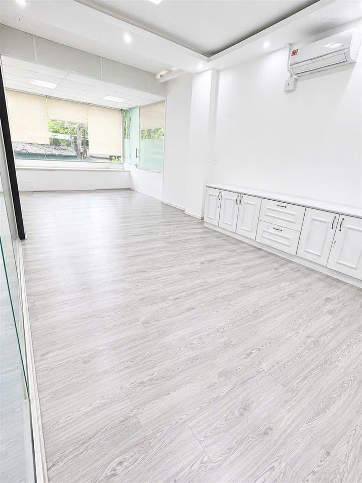 Văn phòng đẹp  hoàng quốc việt  35m2  mặt đường lớn 4 làn xe  oto tránh thoải mái  nhỉnh 12tr