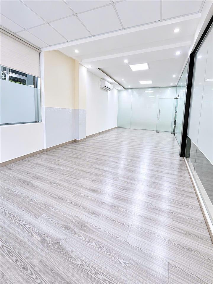 Văn phòng đẹp  hoàng quốc việt  35m2  mặt đường lớn 4 làn xe  oto tránh thoải mái  nhỉnh 12tr