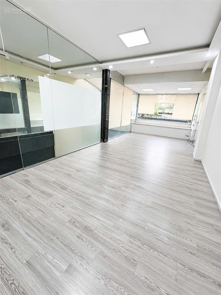 Văn phòng đẹp  hoàng quốc việt  35m2  mặt đường lớn 4 làn xe  oto tránh thoải mái  nhỉnh 12tr