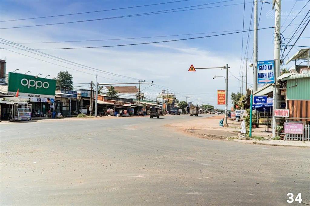 Chủ ở xa cần bán gấp 200m2 giá 700tr ngay khu dân cư hiện hữu, sổ sẵn,gần cao tốc tphcmchơn thành.