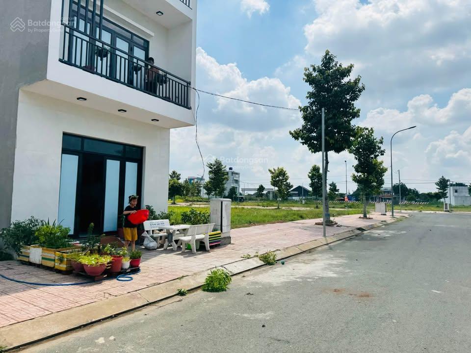 Chủ bán gấp lô đất 100m2 kdc hiện hữu cách coopmart 500m, kcn cách 700m,phù hợp xây ở kinh doanh