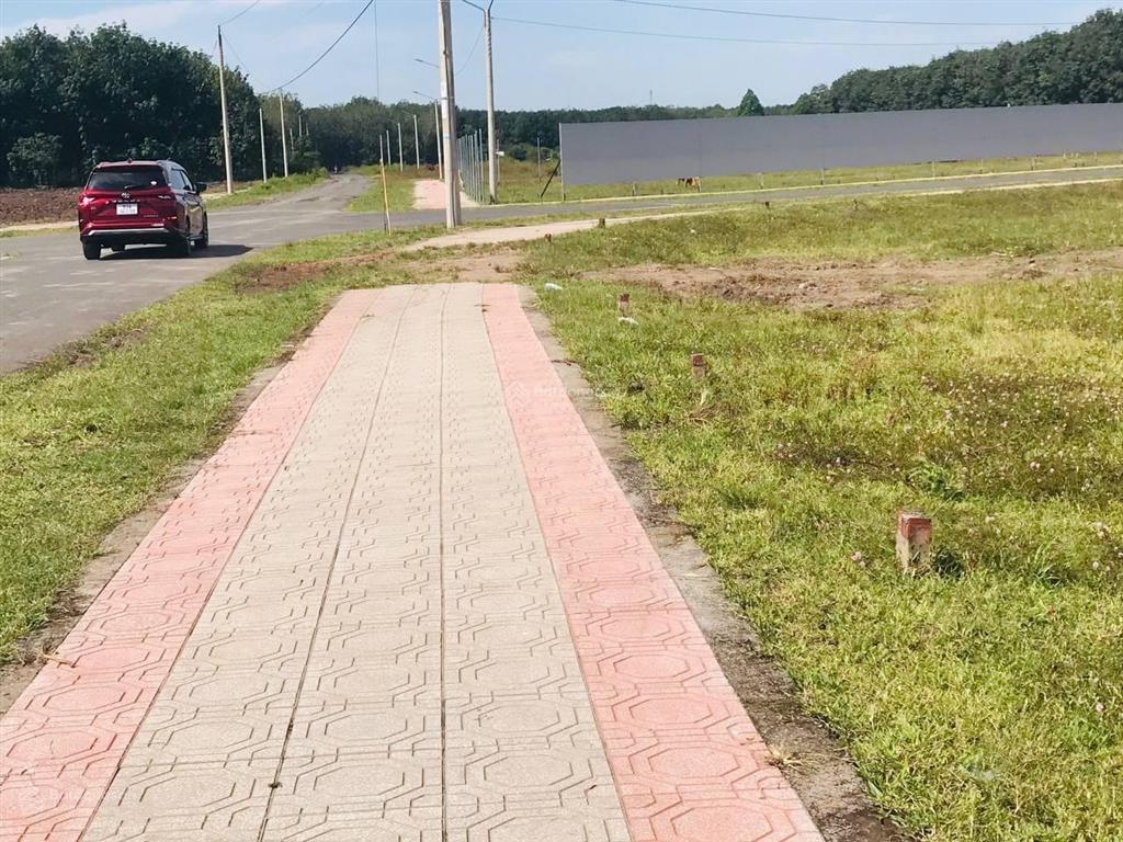 Chị chủ cần tiền bán gấp lô đất 205m2, giá 700tr ngay kdc hiện hữu, sổ sẵn đường nhựa 12m