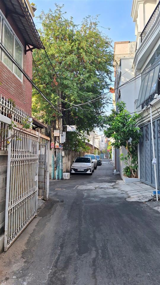 Hàng hiếm khó tìm  nhà góc 2 mặt tiền, ô tô đỗ trong nhà, giá tl, shr.  0918 397 ***