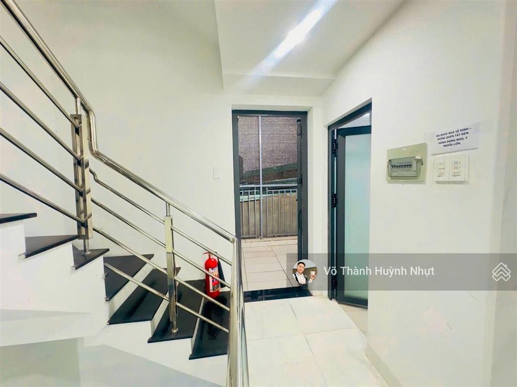 Q2 cho thuê tầng văn phòng đẹp full bàn ghế máy lạnh thang máy đối diện trường nguyễn hiền ở ngay