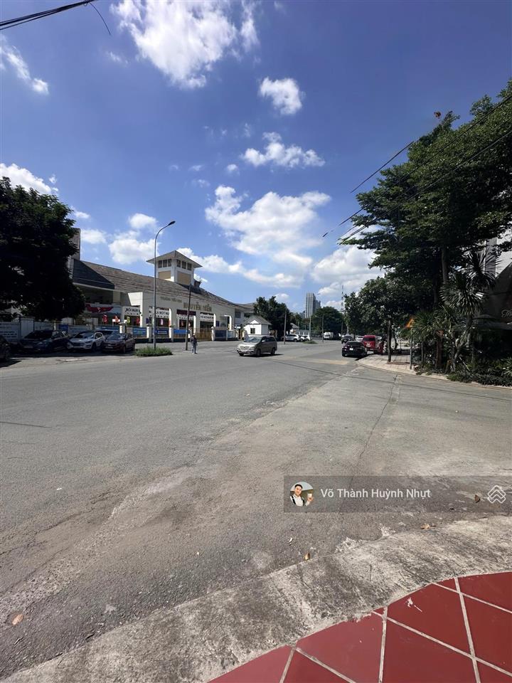 Q2 cho thuê tầng văn phòng đẹp full bàn ghế máy lạnh thang máy đối diện trường nguyễn hiền ở ngay