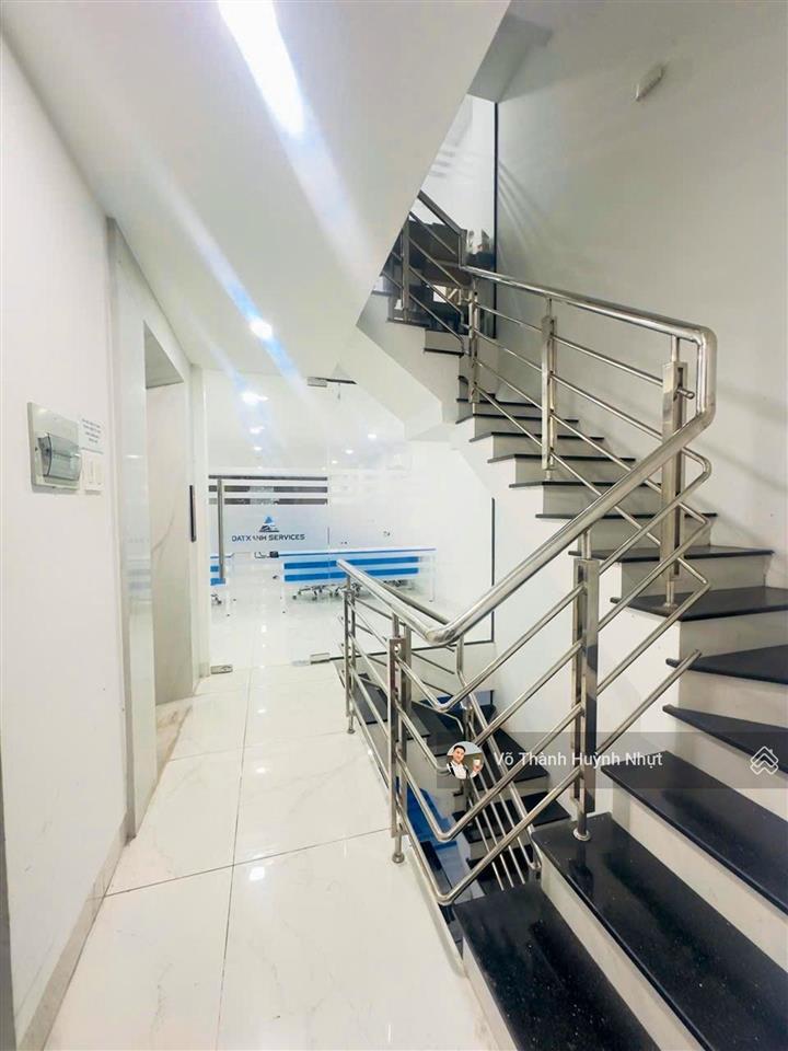 Q2 cho thuê tầng văn phòng đẹp full bàn ghế máy lạnh thang máy đối diện trường nguyễn hiền ở ngay