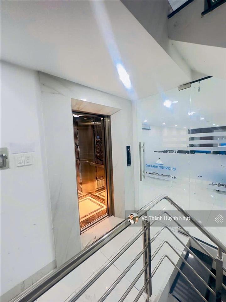 Q2 cho thuê tầng văn phòng đẹp full bàn ghế máy lạnh thang máy đối diện trường nguyễn hiền ở ngay
