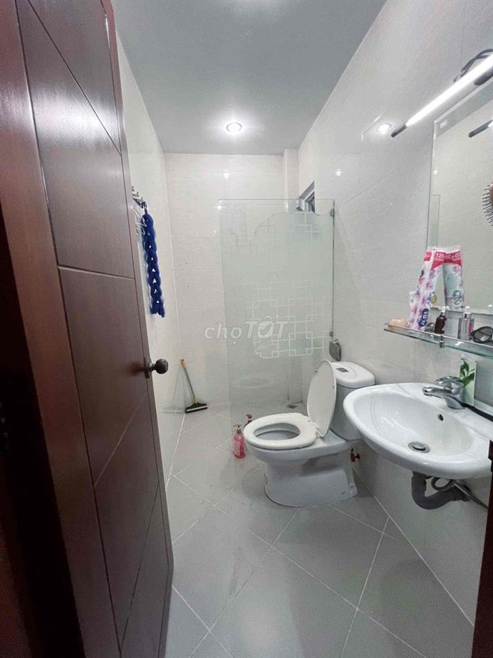 Nhà mình còn trống 1 phòng ban công, cửa sổ lớn trong nhà nguyên căn