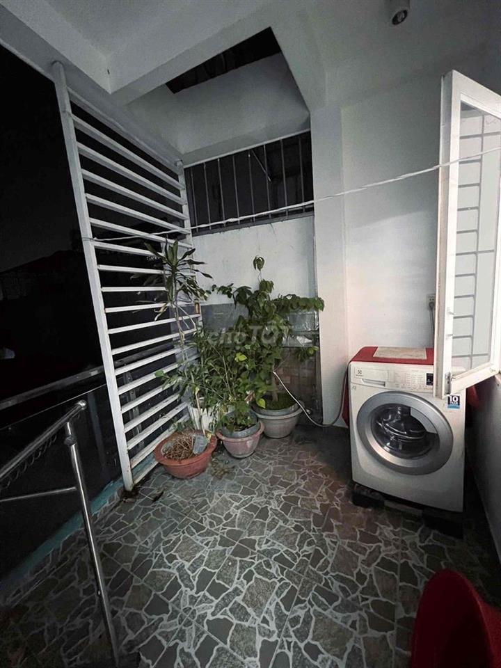 Nhà mình còn trống 1 phòng ban công, cửa sổ lớn trong nhà nguyên căn
