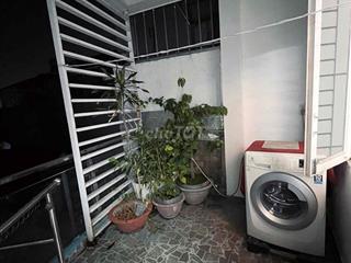 Nhà mình còn trống 1 phòng ban công, cửa sổ lớn trong nhà nguyên căn