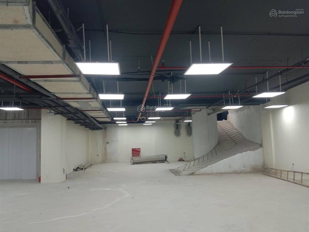 Cho thuê tòa nhà 9 tầng dt 500m2, có 2 hầm, 2 thang máy mặt phố hồng tiến, long biên