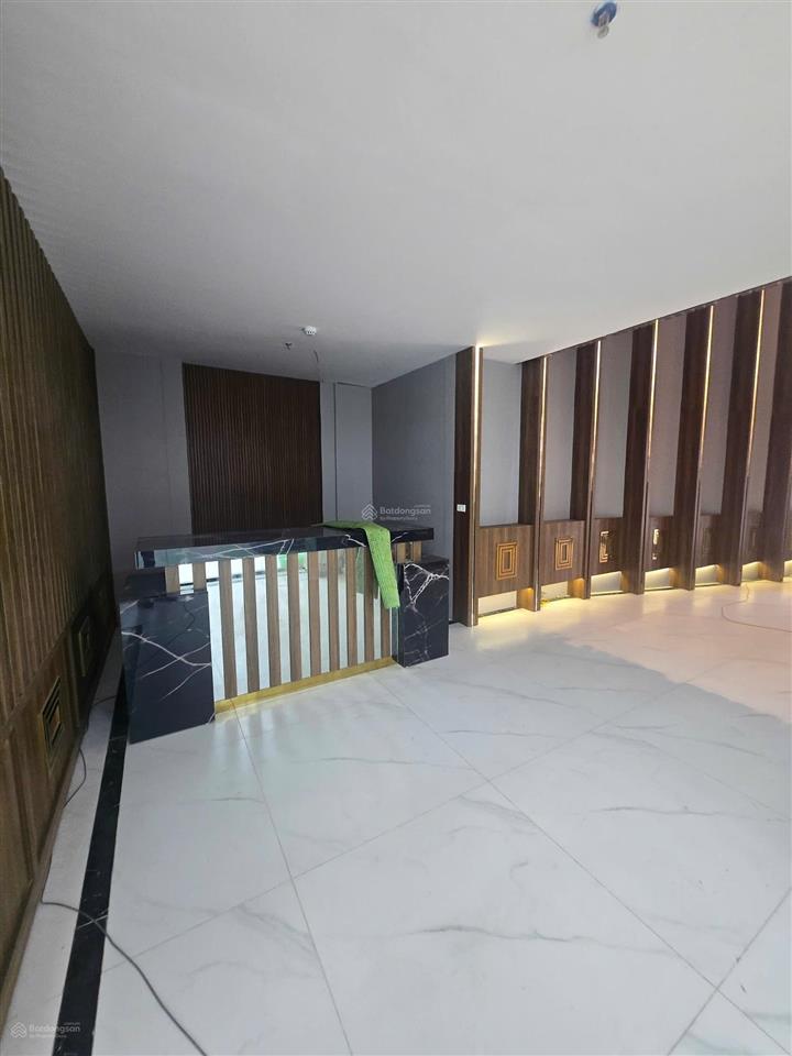 Cho thuê tòa nhà 9 tầng dt 500m2, có 2 hầm, 2 thang máy mặt phố hồng tiến, long biên