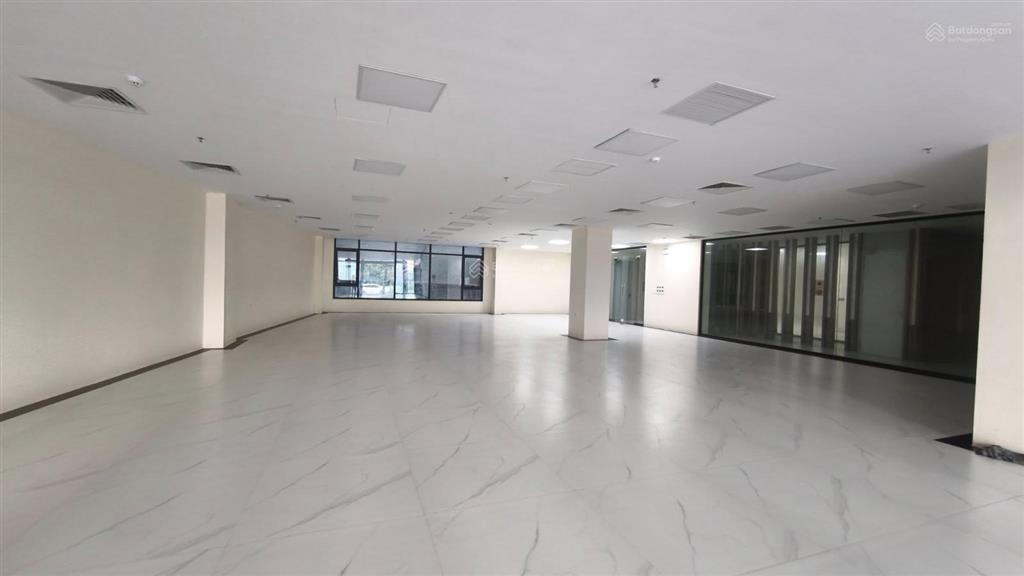Cho thuê tòa nhà 9 tầng dt 500m2, có 2 hầm, 2 thang máy mặt phố hồng tiến, long biên