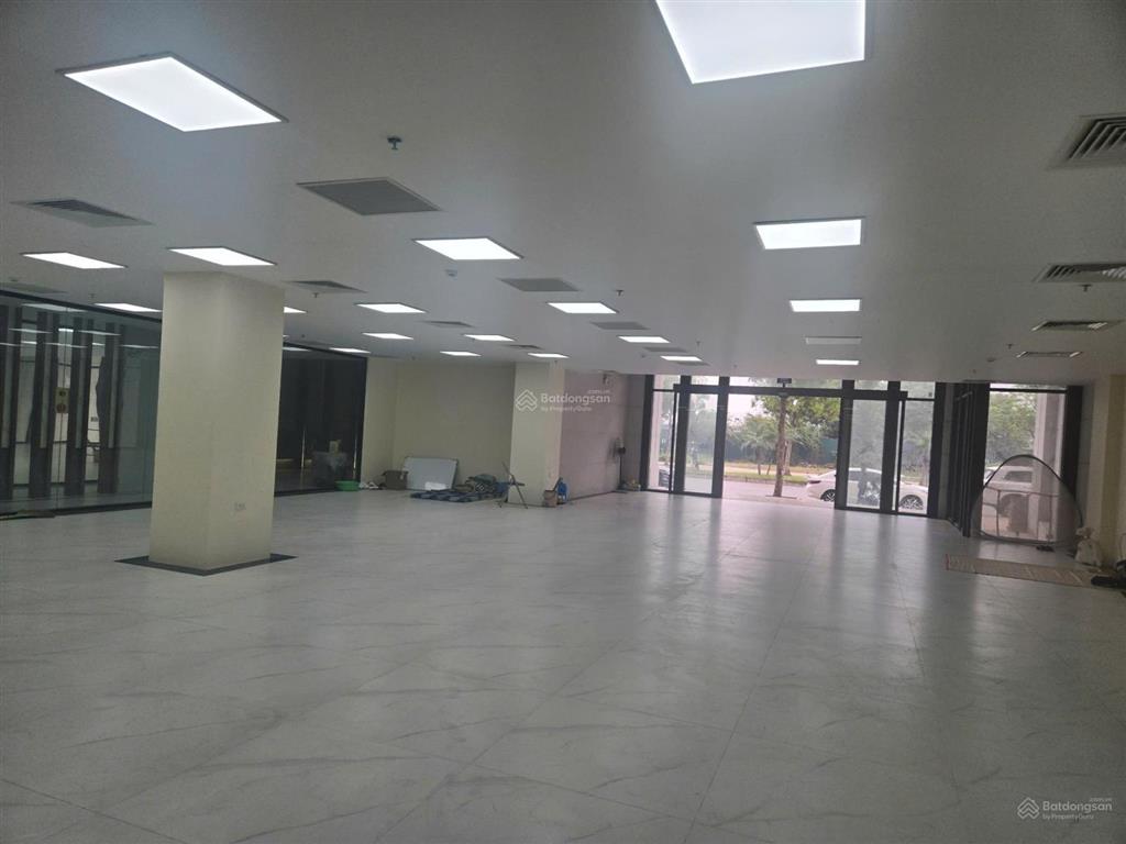 Cho thuê tòa nhà 9 tầng dt 500m2, có 2 hầm, 2 thang máy mặt phố hồng tiến, long biên