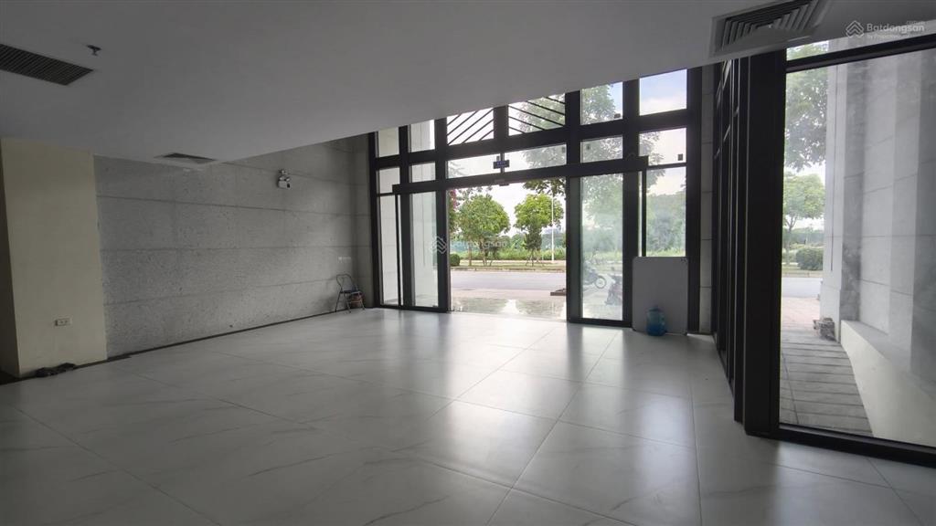 Cho thuê tòa nhà 9 tầng dt 500m2, có 2 hầm, 2 thang máy