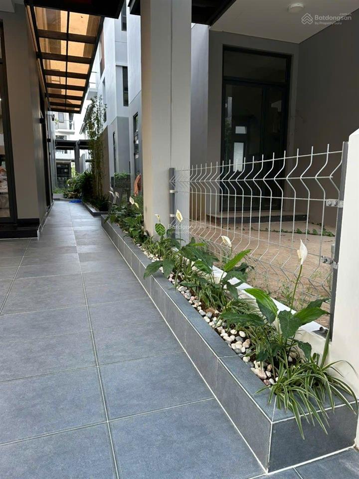 Cho thuê villa sân vườn 7x15 id junction kế góc thoáng mát full nội thất