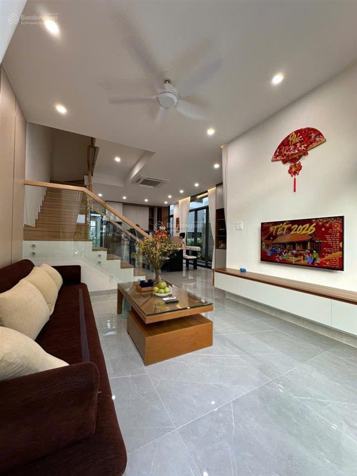 Cho thuê villa sân vườn 7x15 id junction kế góc thoáng mát full nội thất