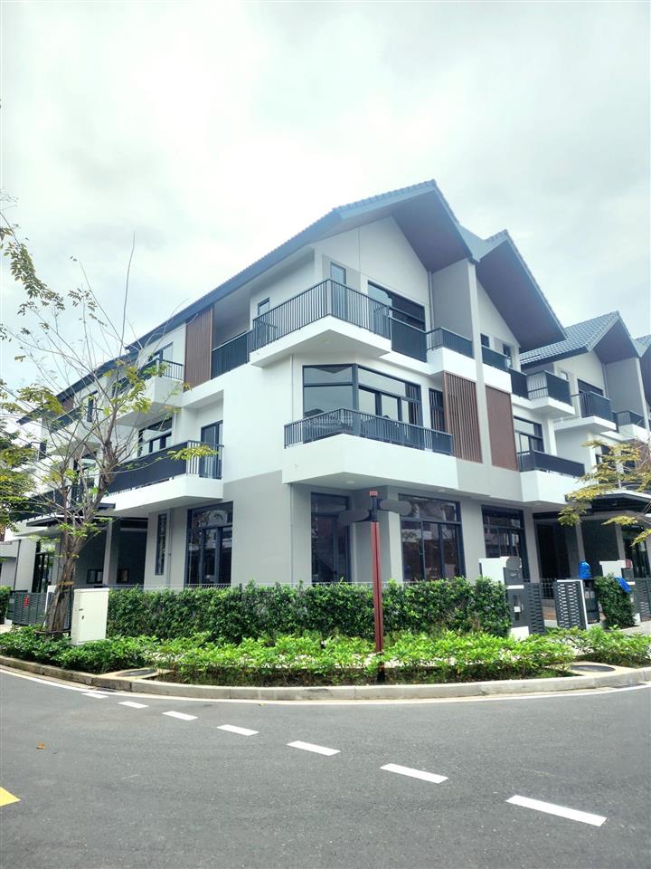 Bán căn góc ngay trục đường chính 16m của id junction. thuận tiện kinh doanh, ở